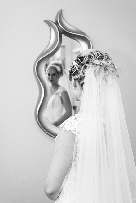 Braut blickt in den Spiegel